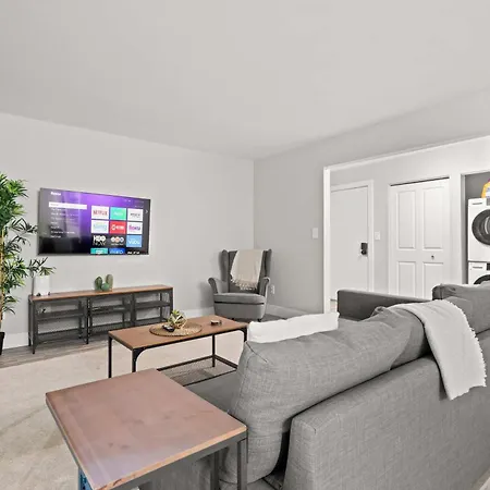 Spacious & Stylish Stay In Rochester Prime Spot